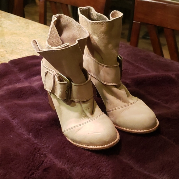 Splendid cream coloured buckle boots. Size 6. - Picture 4 of 10